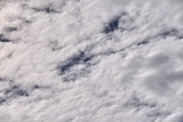 Blauwe lucht vol witte wolken, Zonnige dag — Stockfoto