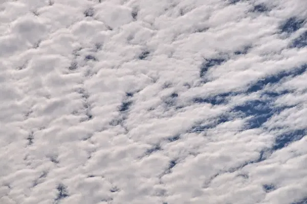 Kék Tele Fehér Felhőkkel Fényes Kék Vihar Nap — Stock Fotó
