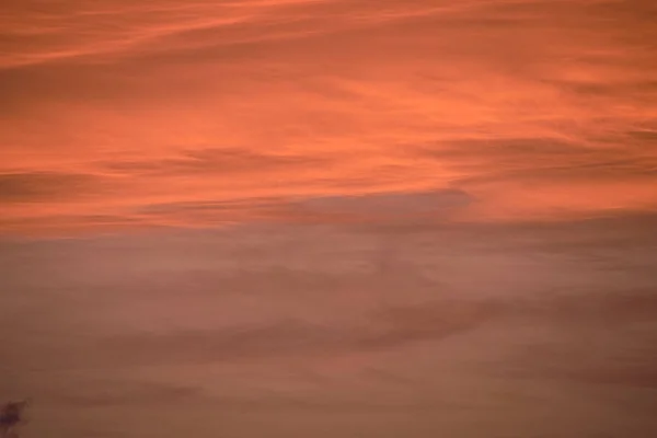 Luz del cielo después del atardecer. fondo naranja, nubes — Foto de Stock
