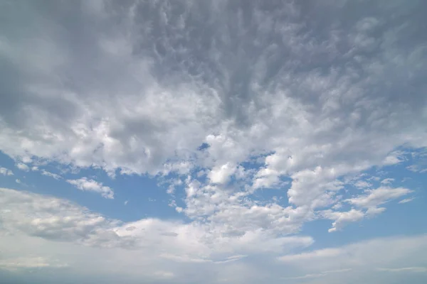 Blauwe lucht vol witte wolken, Zonnige dag — Stockfoto