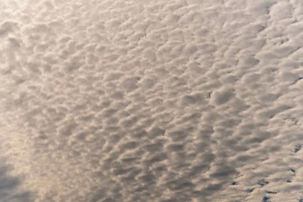 Mavi gökyüzü beyaz bulutlarla dolu, güneşli bir gün — Stok fotoğraf