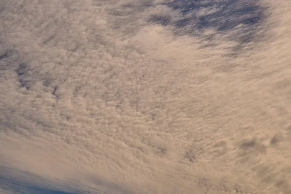 Blauwe lucht vol witte wolken, Zonnige dag — Stockfoto