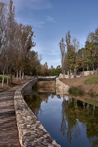 Canal Eau Calme Dans Parc Arboré Réflexions Escaliers Sentier Bois — Photo
