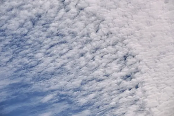 Een Blauwe Lucht Vol Witte Wolken Heldere Blauwe Lucht — Stockfoto
