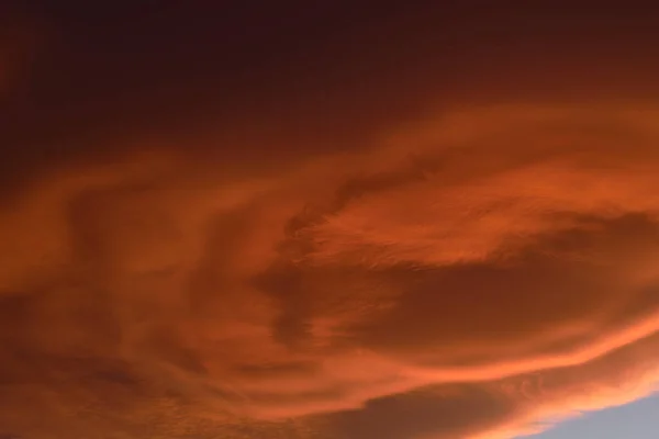 Puesta Sol Cielo Cielo Naranja Rayos Sol Fondo Pantalla Nubes — Foto de Stock