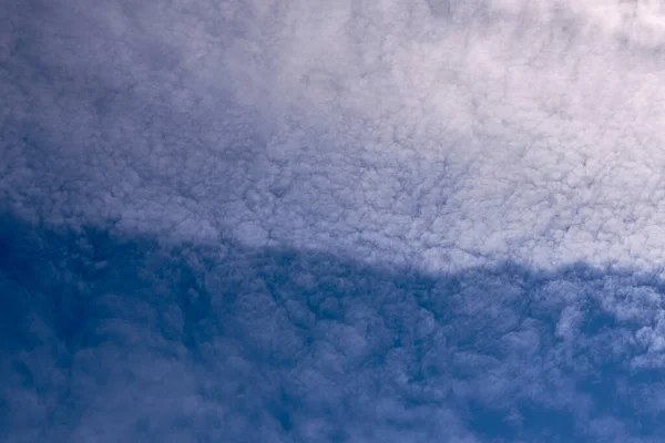 Mavi Gökyüzü Beyaz Bulutlarla Dolu Parlak Mavi Gökyüzü — Stok fotoğraf