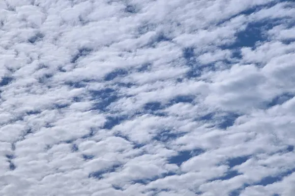 Een Blauwe Lucht Vol Witte Wolken Heldere Blauwe Lucht — Stockfoto