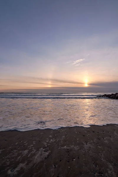 Sonnenaufgang Vom Strand Mit Einem Wellenbrecher Regenbogen Kreise Die Sonne — Stockfoto