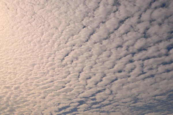 Een Blauwe Lucht Vol Witte Wolken Zonnige Dag — Stockfoto