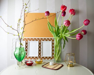 Bahar durgun hayat, maket, bir buket lale ve fotoğraf çerçevesi, seçici odak