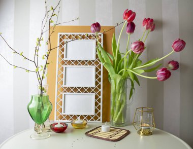 Bahar durgun hayat, maket, bir buket lale ve fotoğraf çerçevesi, seçici odak