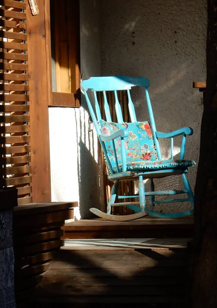 Verandada Tahta Turkuaz Sallanan Sandalye Seçici Odaklanma Yüksek Kalite Fotoğraf — Stok fotoğraf