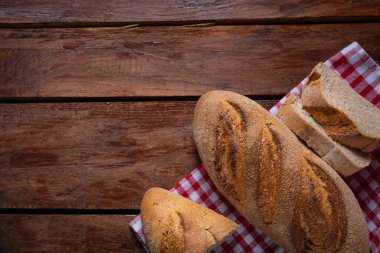 Eski ahşap arka planda taze pişmiş ekmeğin bileşimi