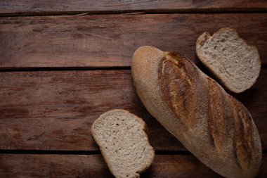 Eski ahşap arka planda taze pişmiş ekmeğin bileşimi