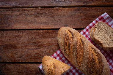 Eski ahşap arka planda taze pişmiş ekmeğin bileşimi