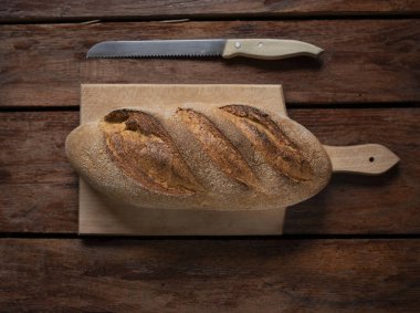 Eski ahşap arka planda taze pişmiş ekmeğin bileşimi