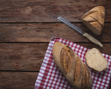 Eski ahşap arka planda taze pişmiş ekmeğin bileşimi