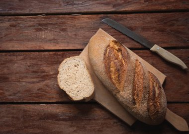 Eski ahşap arka planda taze pişmiş ekmeğin bileşimi