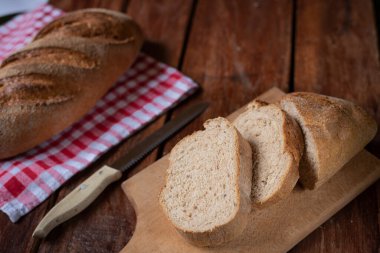 Eski ahşap arka planda taze pişmiş ekmeğin bileşimi