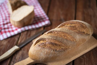 Eski ahşap arka planda taze pişmiş ekmeğin bileşimi