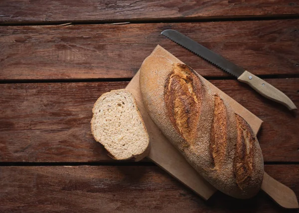 Eski ahşap arka planda taze pişmiş ekmeğin bileşimi