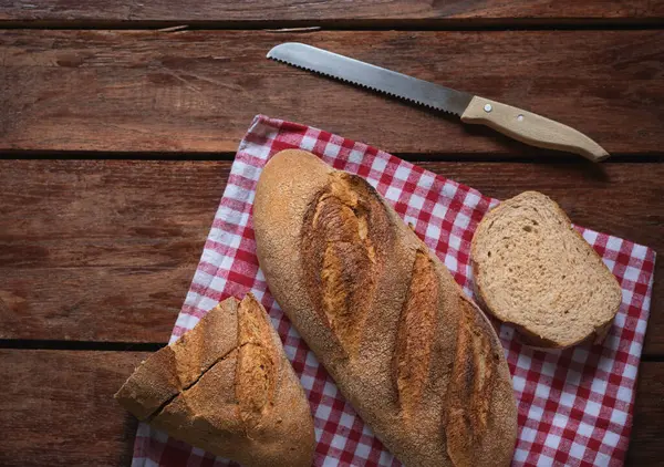 Eski ahşap arka planda taze pişmiş ekmeğin bileşimi