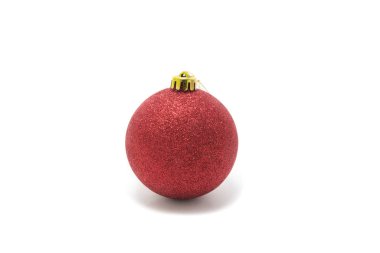 Kırmızı Noel topu beyaz arkaplanda izole edilmiş