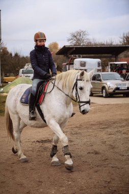 St. Hubertus sonbaharda at sürüyor - Çek Cumhuriyeti tilki avı