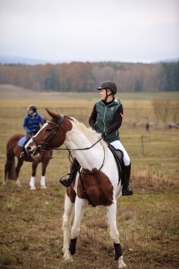 St. Hubertus sonbaharda at sürüyor - Çek Cumhuriyeti tilki avı