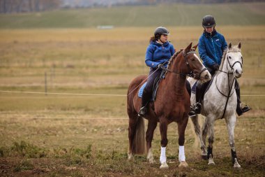 St. Hubertus sonbaharda at sürüyor - Çek Cumhuriyeti tilki avı