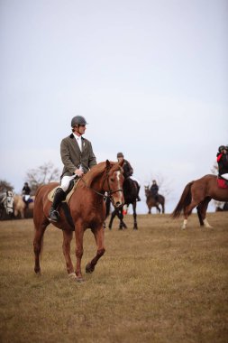 St. Hubertus sonbaharda at sürüyor - Çek Cumhuriyeti tilki avı