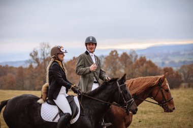 St. Hubertus sonbaharda at sürüyor - Çek Cumhuriyeti tilki avı