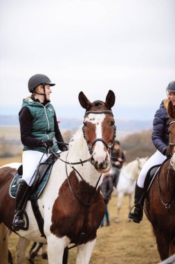 St. Hubertus sonbaharda at sürüyor - Çek Cumhuriyeti tilki avı