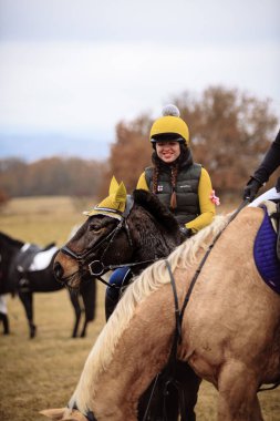 St. Hubertus sonbaharda at sürüyor - Çek Cumhuriyeti tilki avı