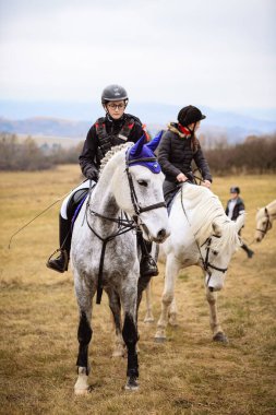 St. Hubertus sonbaharda at sürüyor - Çek Cumhuriyeti tilki avı