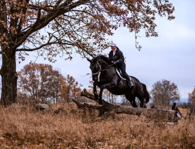 St. Hubertus sonbaharda at sürüyor - Çek Cumhuriyeti tilki avı