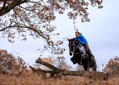 St. Hubertus sonbaharda at sürüyor - Çek Cumhuriyeti tilki avı
