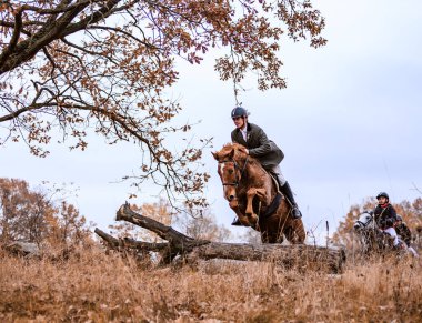St. Hubertus sonbaharda at sürüyor - Çek Cumhuriyeti tilki avı