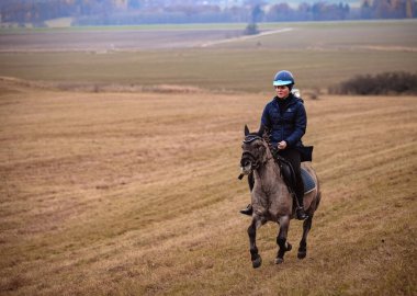 St. Hubertus sonbaharda at sürüyor - Çek Cumhuriyeti tilki avı