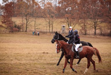 St. Hubertus sonbaharda at sürüyor - Çek Cumhuriyeti tilki avı