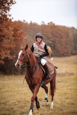 St. Hubertus sonbaharda at sürüyor - Çek Cumhuriyeti tilki avı