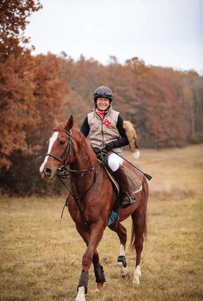 St. Hubertus sonbaharda at sürüyor - Çek Cumhuriyeti tilki avı
