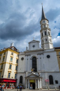 VIENNA, AUSTRIA - 1 Eylül 2013: Viyana, Avusturya 'da klasik mimari ve şehir sahnesi