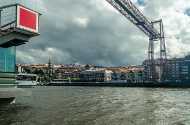 GETXO, İspanya - 7 Haziran 2021: Getxo, İspanya 'dan görüntü: 1893 yılında inşa edilen ünlü Vizcaya Köprüsü, UNESCO ve Portekiz' in arka planda bir Dünya Mirası Alanı ilan etti.