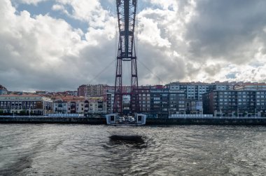 GETXO, İspanya - 7 Haziran 2021: Getxo, İspanya 'dan görüntü: 1893 yılında inşa edilen ünlü Vizcaya Köprüsü, UNESCO ve Portekiz' in arka planda bir Dünya Mirası Alanı ilan etti.