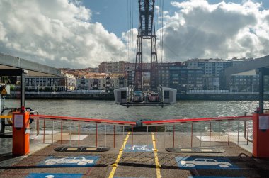 GETXO, İspanya - 7 Haziran 2021: Getxo, İspanya 'dan görüntü: 1893 yılında inşa edilen ünlü Vizcaya Köprüsü, UNESCO ve Portekiz' in arka planda bir Dünya Mirası Alanı ilan etti.