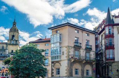 PORTUGALETE, İSPA - 7 Temmuz 2021: Portekiz, İspanya 'nın eski Bask Bölgesi' nde renkli cepheler, mimari ayrıntı