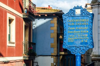 PORTUGALETE, SPAIN - 7 Temmuz 2021: İspanyolca ve Baskça iki dilli işaret, Portekiz, İspanya 'nın tarihi merkezinin yaya sokaklarının girişini gösteriyor