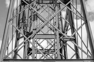 Vizcaya Köprüsü 'nün ayrıntıları, Portekiz ve İspanya' nın Getxo kentlerini 1893 yılında inşa eden bir ışınlama köprüsü, UNESCO tarafından Dünya Mirası Alanı ilan edildi. Siyah ve beyaz resim