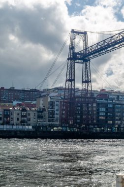 Getxo, İspanya 'dan görüntü: 1893 yılında inşa edilen ünlü Vizcaya Köprüsü, arka planda UNESCO ve Portekiz' in Dünya Mirası Alanı ilan etti.